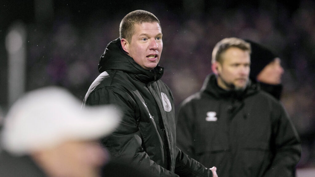 Mike Tullberg instruerer i kampen mod AGF.