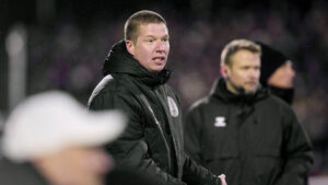 Mike Tullberg instruerer i kampen mod AGF.