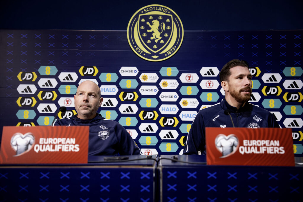 Brian Riemer og Pierre-Emile Højbjerg besvarer spørgsmål på et pressemøde