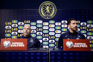 Brian Riemer og Pierre-Emile Højbjerg besvarer spørgsmål på et pressemøde