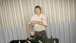 Nicolaj Thomsen smiler i en B.93-skjorte