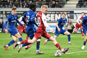 Jeppe Erenbjerg sparker til bolden