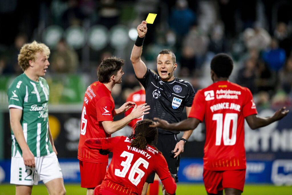 Caleb Yirenkyi modtager et gult kort under kampen mod Viborg FF.