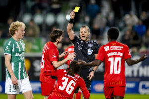 Caleb Yirenkyi modtager et gult kort under kampen mod Viborg FF.