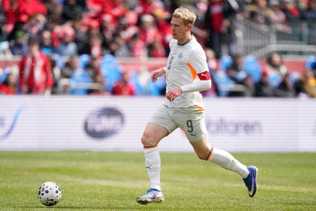 Orri Oskarsson i kamp for Island