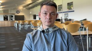 Thomas Nørgaard kigger ind i kameraet