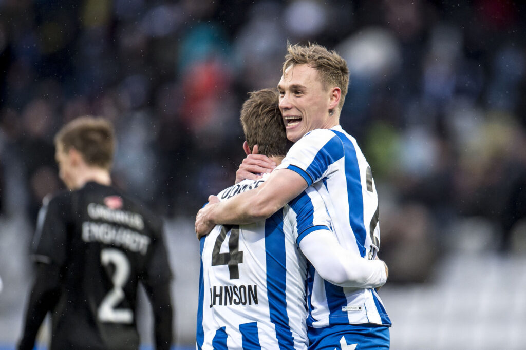 Jacob Barrett Laursen omfavner Ryan Johnson Laursen efter mål i OB.