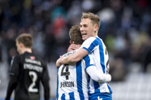 Jacob Barrett Laursen omfavner Ryan Johnson Laursen efter mål i OB.