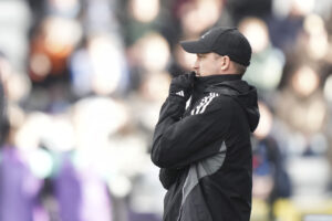 Jacob Neestrup kigger ud mod banen.