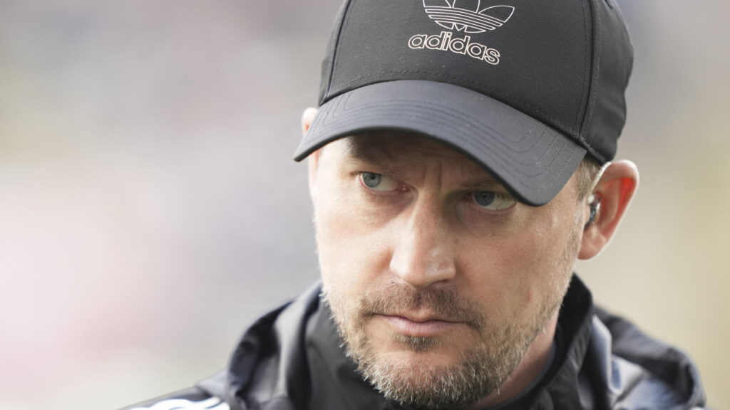 Jacob Neestrup skuler under sin kasket.