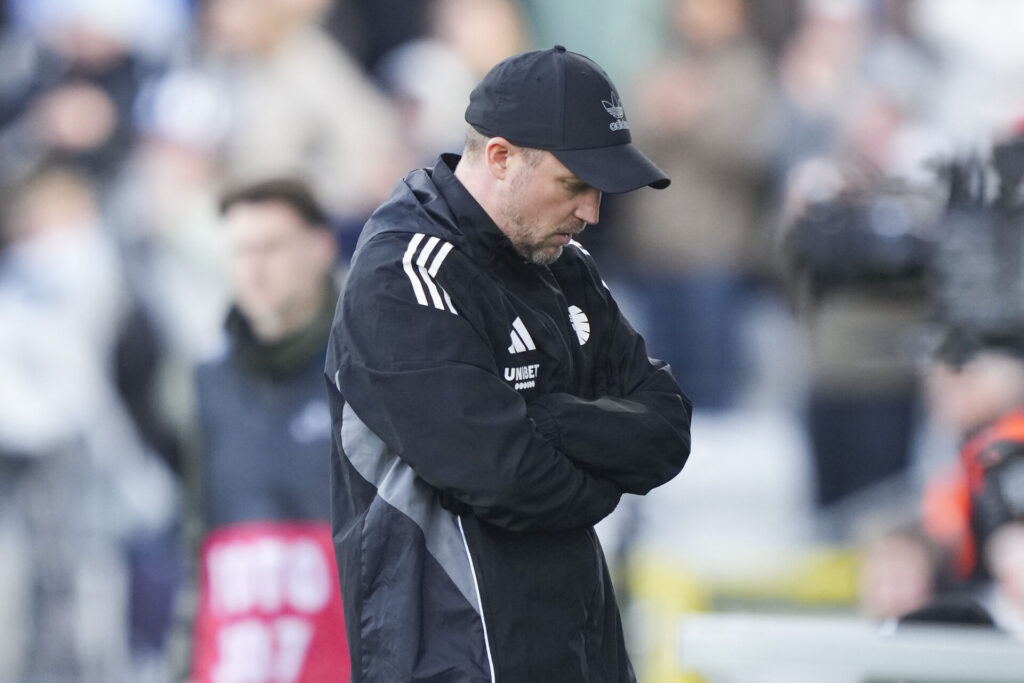 Jacob Neestrup kigger ned i jorden.