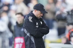 Jacob Neestrup kigger ned i jorden.