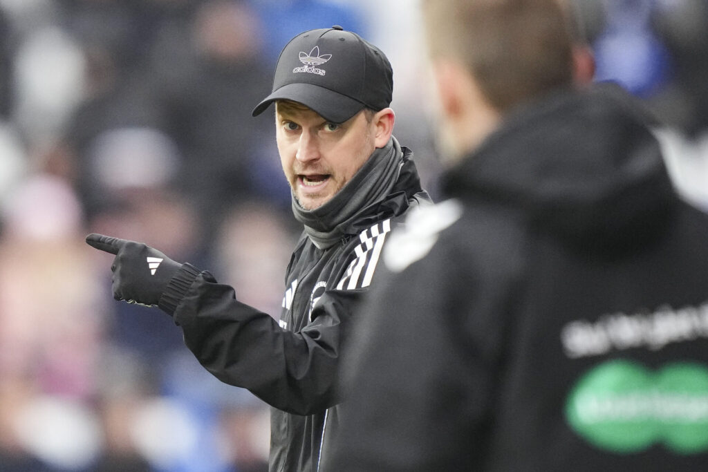 Jacob Neestrup peger med fingeren.