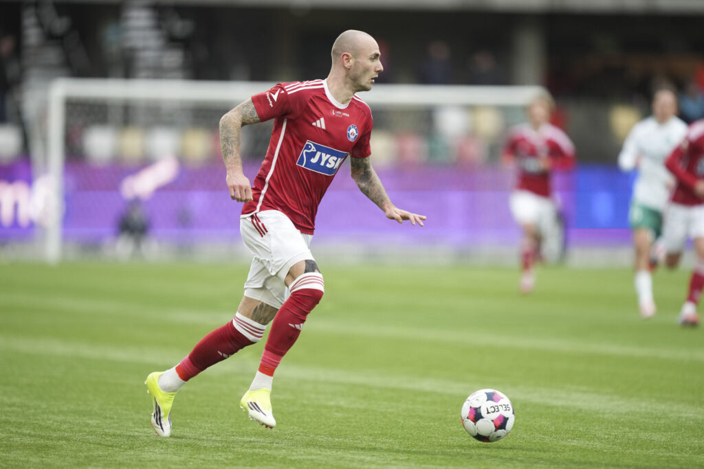 Jens Martin Gammelby dribler med bolden