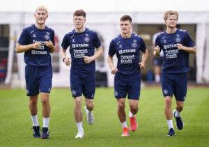 Joakim Mæhle varmer op med Jonas Wind.