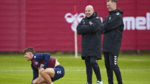 Brian Riemer og Morten Wieghorts ser til til træning.