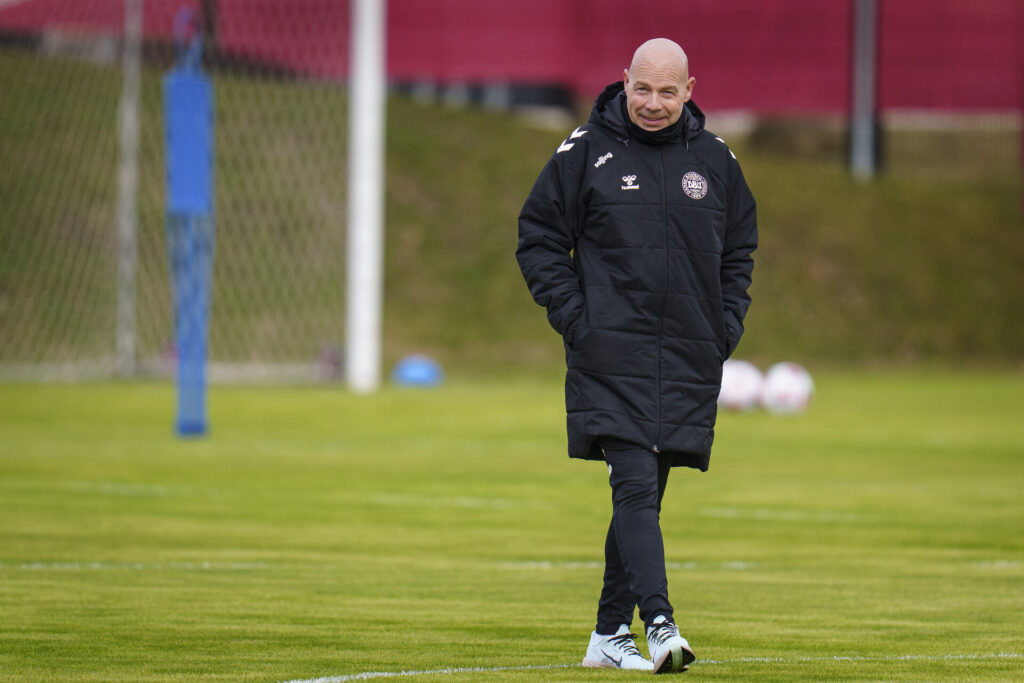 Brian Riemer går med hænderne i lommen.