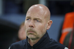 Brian Riemer står på sidelinjen til en landskamp