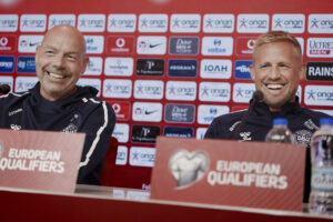 Brian Riemer og Kasper Schmeichel på et pressemøde.