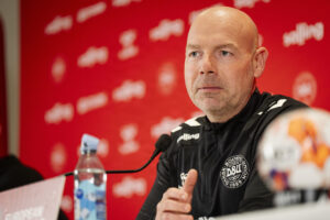 Brian Riemer på et pressemøde.