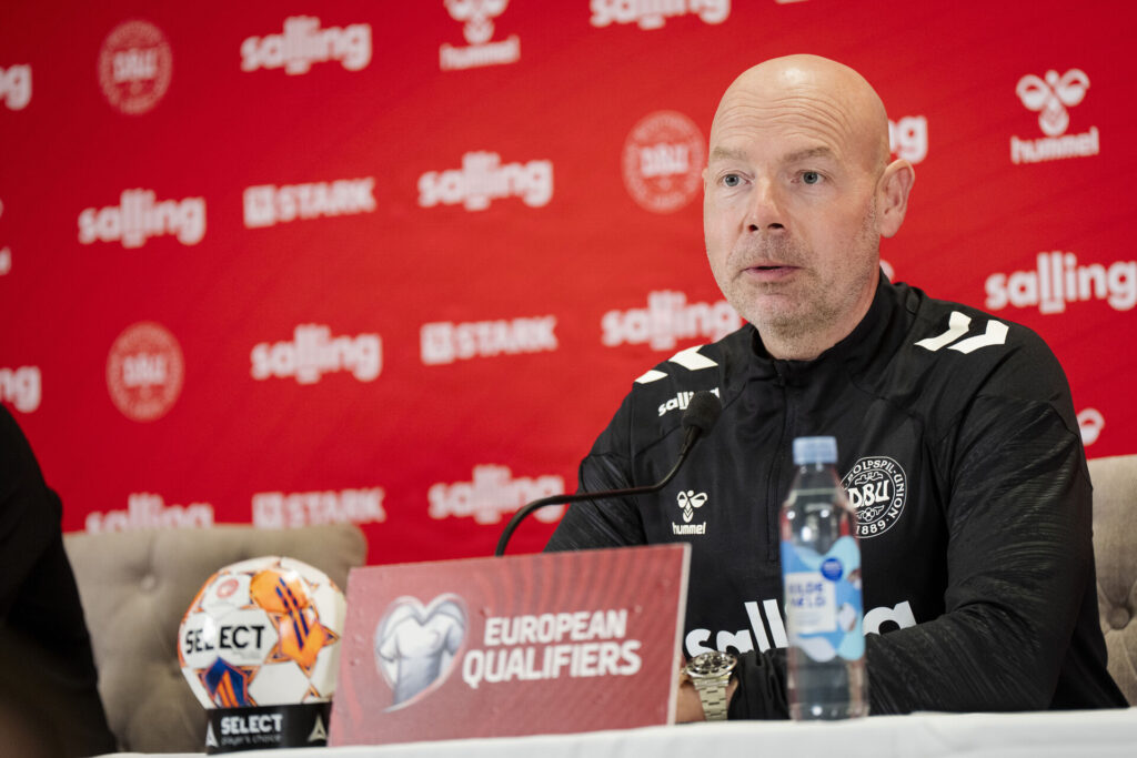 Brian Riemer på pressemøde for Danmark.