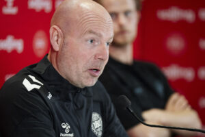 Brian Riemer på pressemøde.