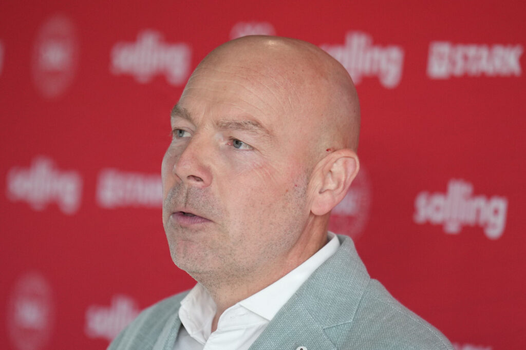 Brian Riemer på pressemøde.