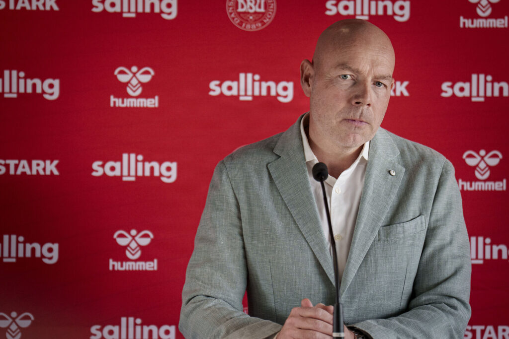 Brian Riemer på et pressemøde.