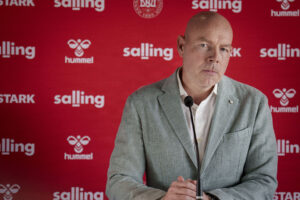 Brian Riemer på et pressemøde.