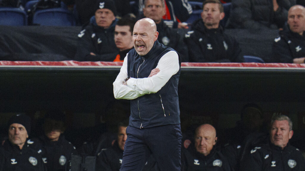 Landstræner Brian Riemer under kampen mod Nordmakedonien