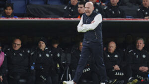 Brian Riemer med korslagte arme på sidelinjen.