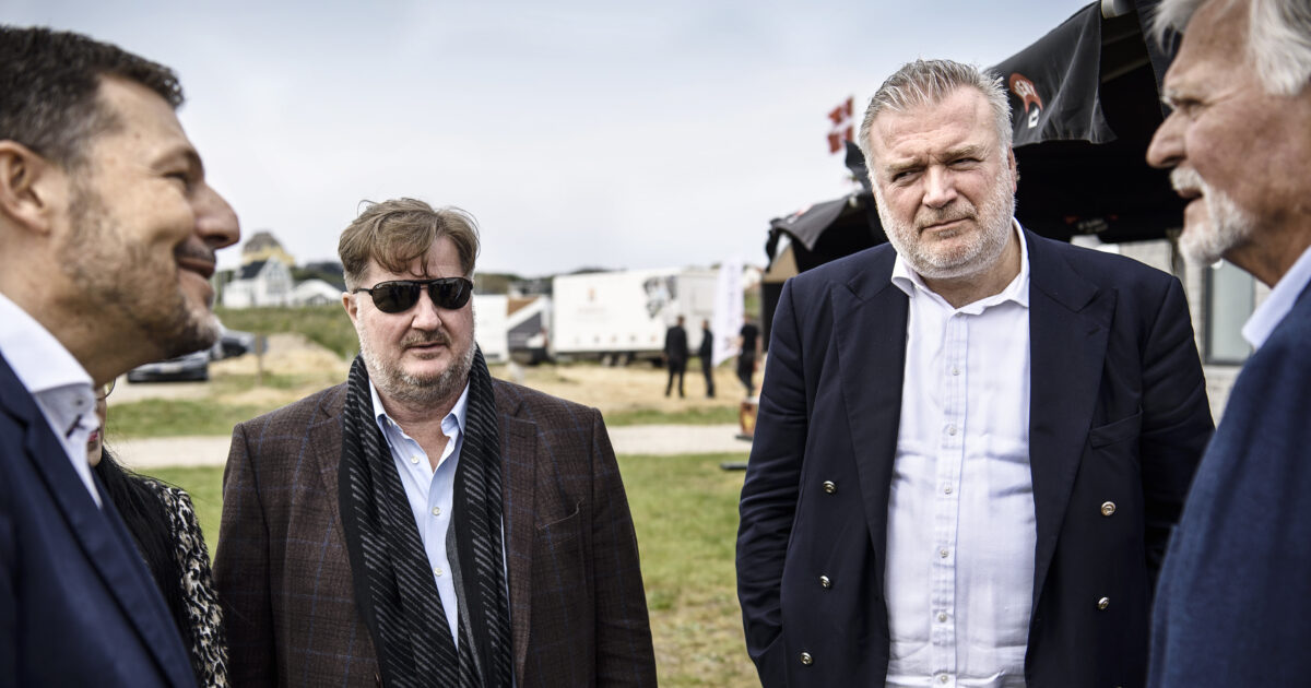 Neestrup røg for sent: Men krisen stikker langt dybere Lars Seier sammen med Erik Skjærbæk, med solbriller, til rejsegilde i Søndervig hvor et nyt Lalandia skal bygges.