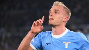 Lazios Gustav Isaksen jubler efter sin scoring mod AC Milan