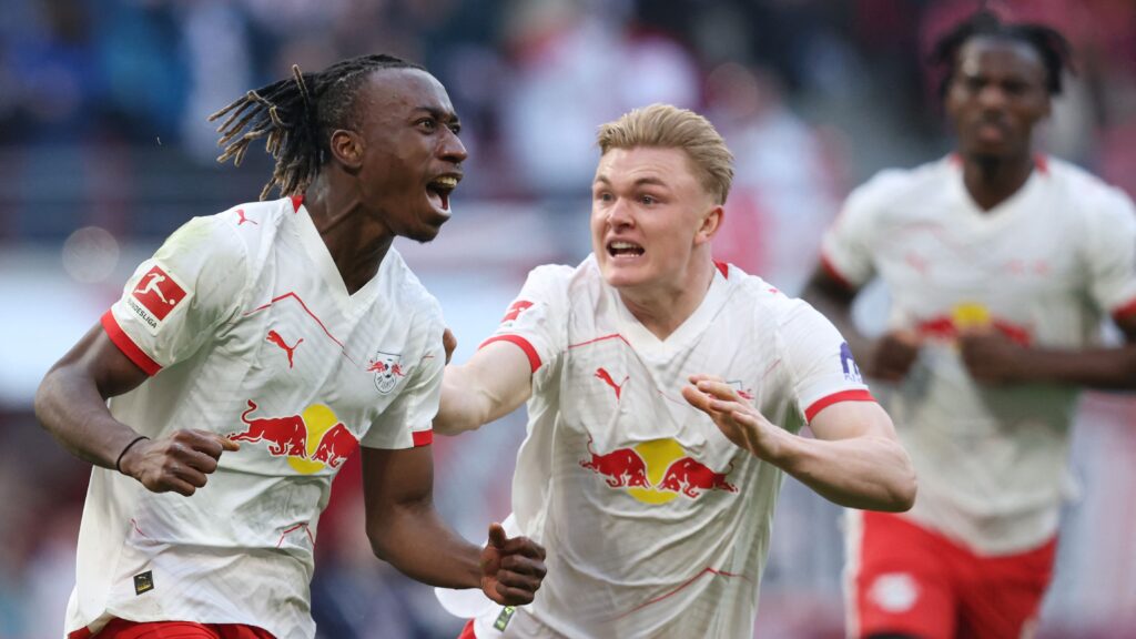 Conrad Harder jubler sammen med Yan Diomande