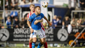 AaB's Bjarne Pudel i duel med Lyngbys Frederik Gytkjær.