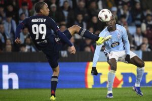 Noah Nartey kontrollerer bolden.