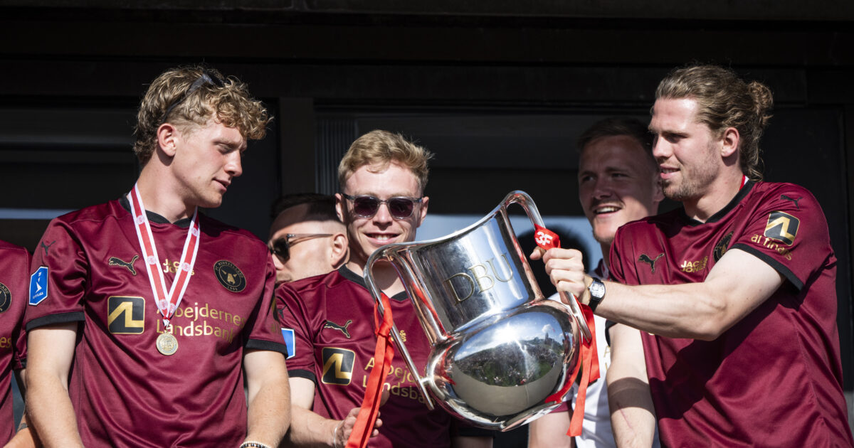 Sjælden Superliga-transfer lurer: FCM i forhandlinger Mads Bech, Ola Brynhildsen og Oliver Sørensen med mesterskabspokalen - De danske fodboldmestre FC Midtjylland hyldes når Ikast-Brande Kommune inviterer til guldfest i Ikast mandag den 27. maj 2024.