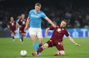 Rasmus Højlund løber med bolden.