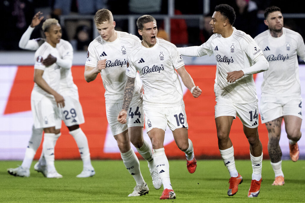 Nottingham Forest-spillere jubler efter scoring mod FC Midtjylland.