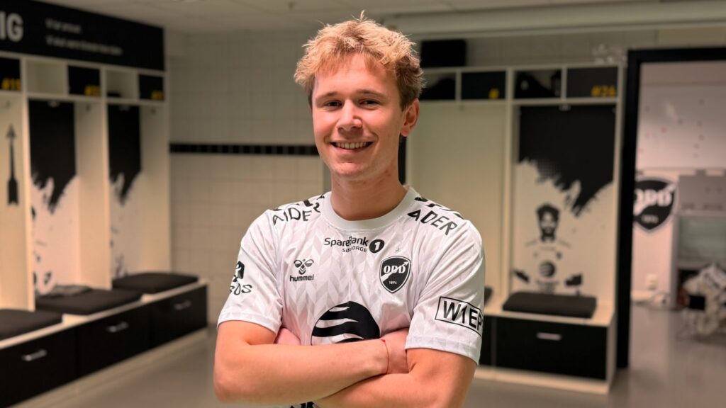 Villads Rasmussen poserer i en Odds BK-trøje