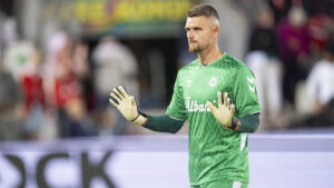 Martin Hansen med hænderne op foran kroppen.