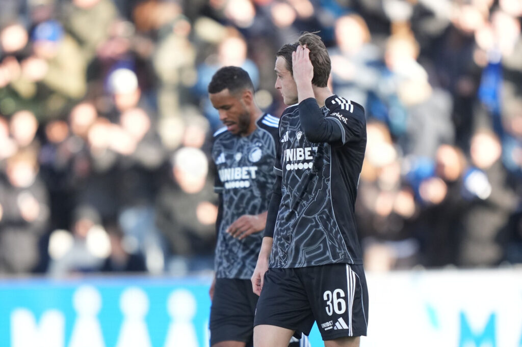 William Clem tager sig til håret.