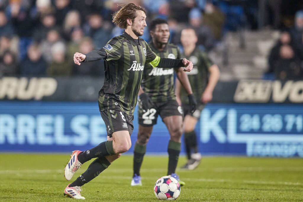 Rasmus Falk med bolden ved fødderne