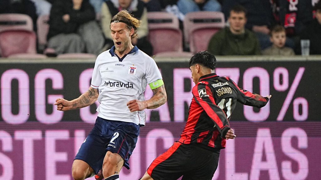 AGF's Felix Beijmo i duel med FCM's Osorio