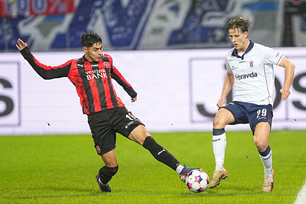 Dario Osorio i duel med Rasmus Carstensen