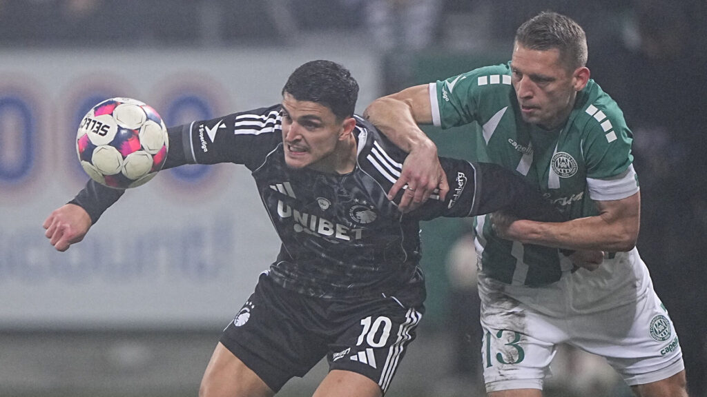 FCK spiller og VIborg spiller kæmper om bolden