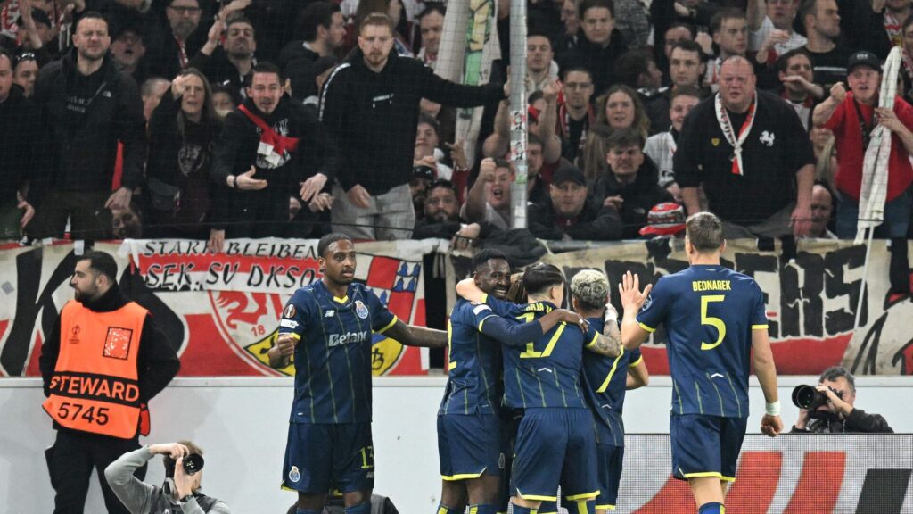 FC Porto-spillere jubler efter scoring mod Stuttgart