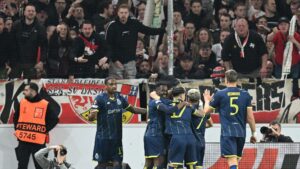 FC Porto-spillere jubler efter scoring mod Stuttgart