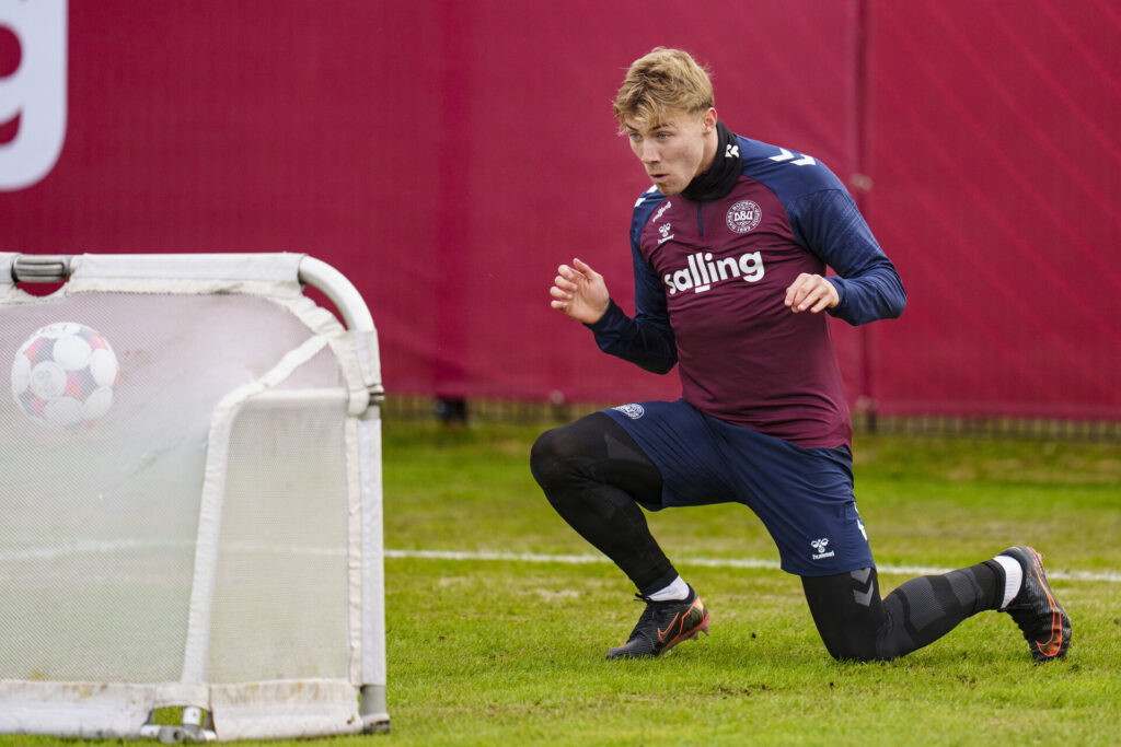 Rasmus Højlund under en træning med landsholdet.