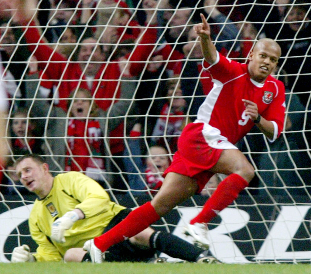 Robert Earnshaw jubler efter en scoring for Wales.